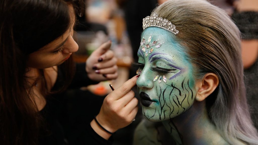 Workshops helfen bei Make-up und Kostüm