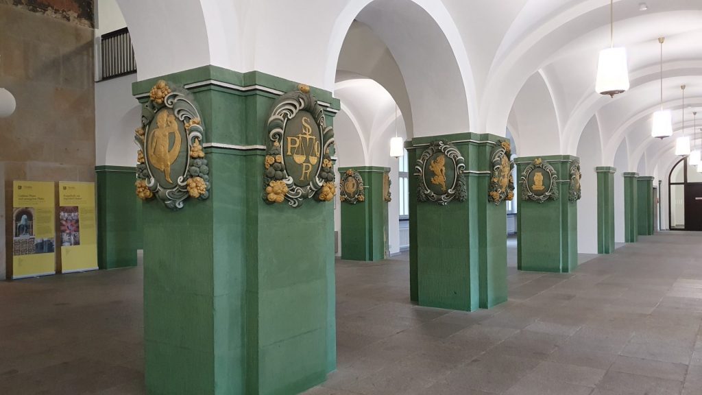 Eingangsbereich rathaus Dresden mit Säulen, Foyer Rathaus Dresden
