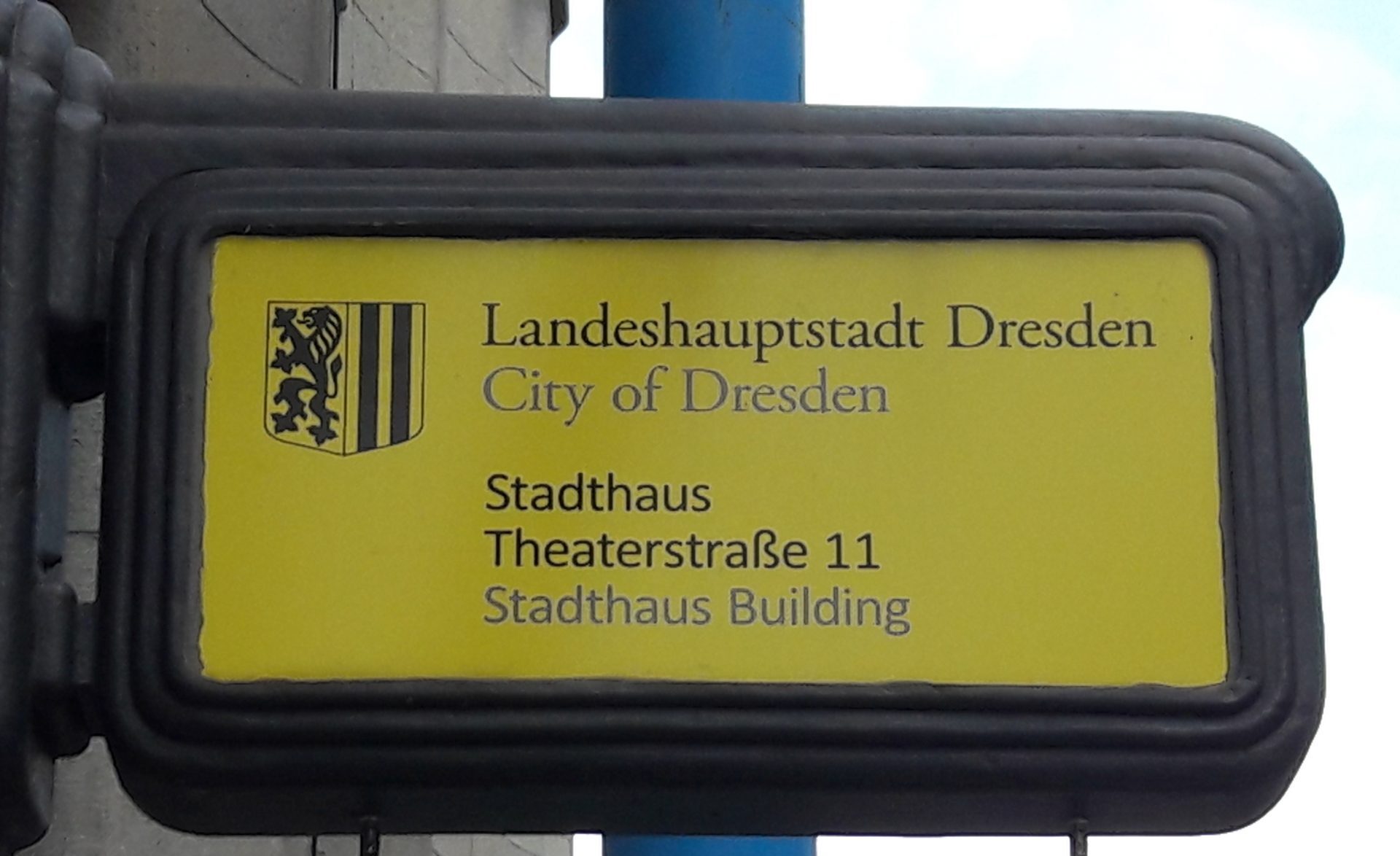 Schild Landeshauptstadt Dresden, Stadthaus Theaterstraße 11