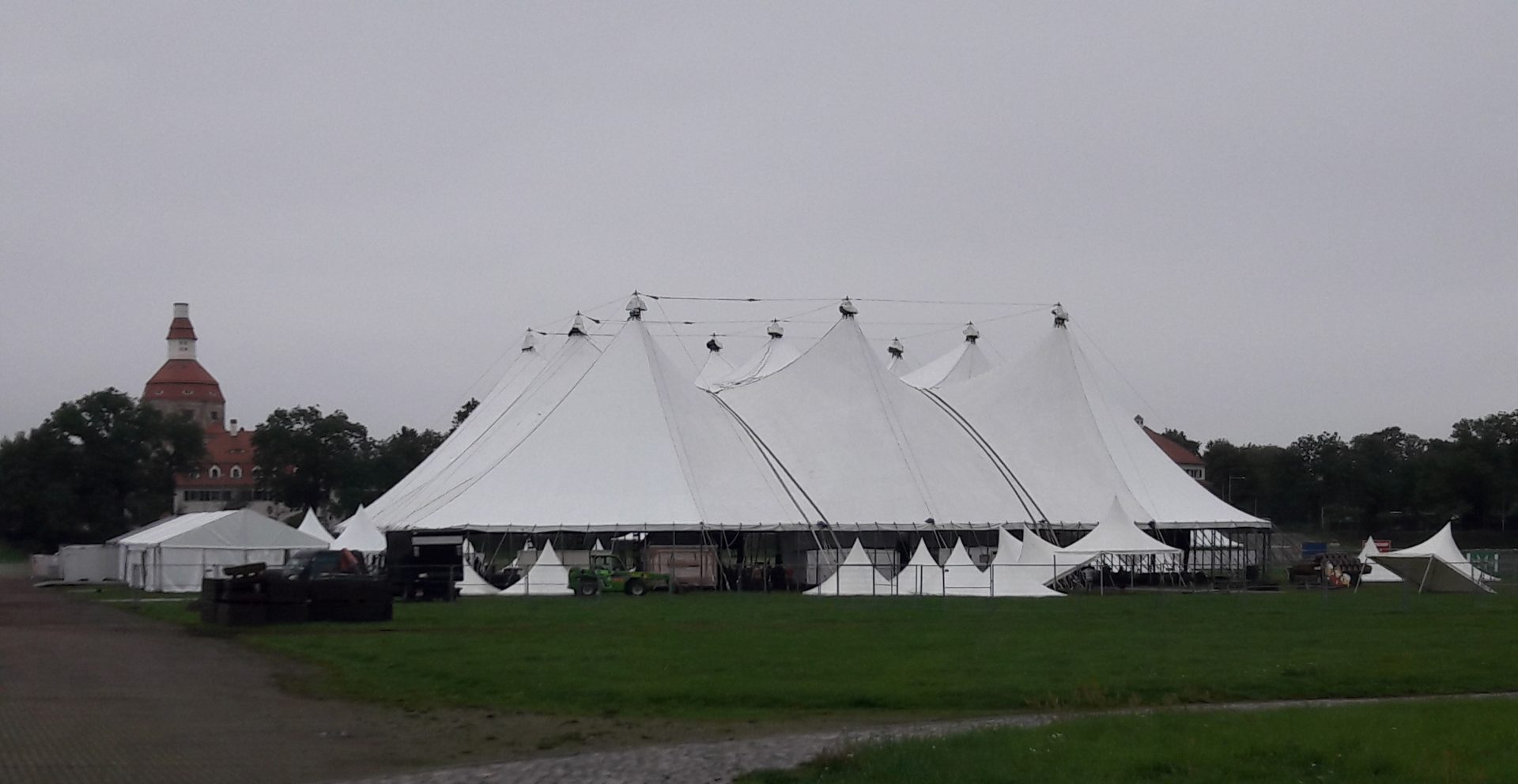 Festzelt fürs Oktoberfest wird aufgebaut
