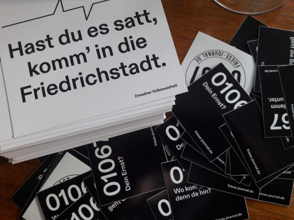 Postkarten und Aufkleber des Friese-Journal machen Lust aufs Lesen