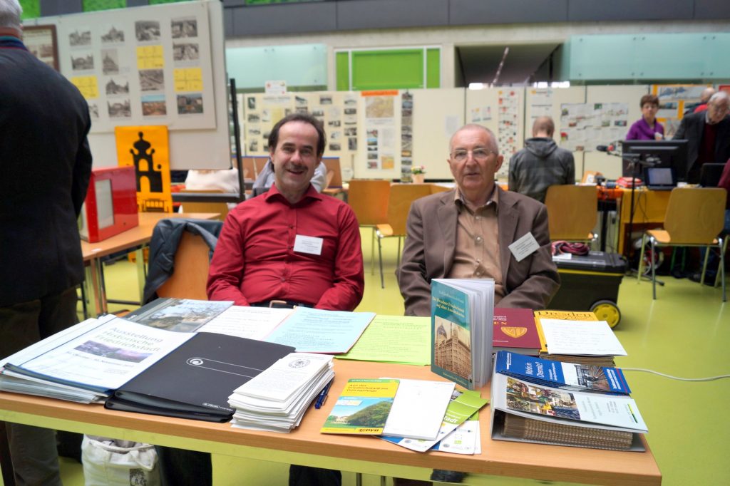 Stand der Interessengemeinschaft Historische Friedrichstadt auf dem Geschichtsmarkt 2014
mit Lars Herrmann (†) und Erich Riedel (†)