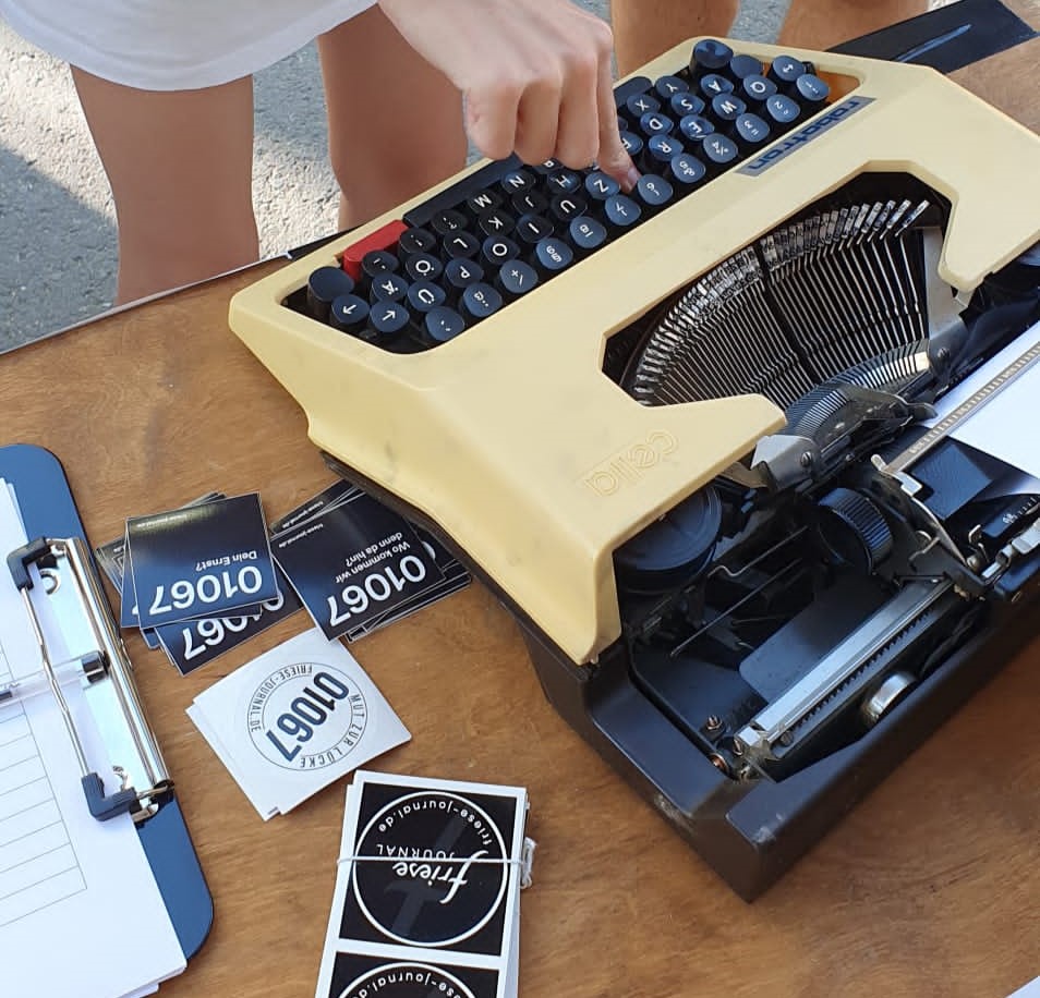 Schreibmaschine im Einsatz