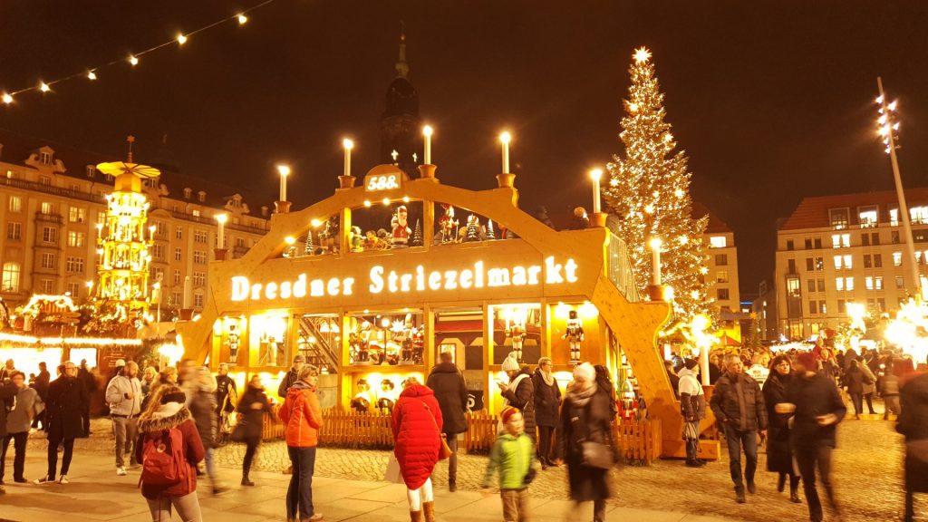 Der Striezelmarkt ist 590 Jahre alt. Komm vorbei und genieße die Weihnachtsstimmung.