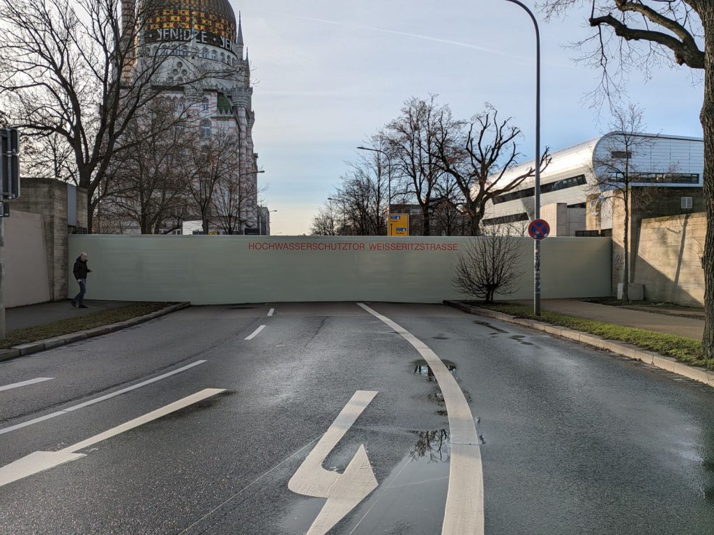 Elbe-Hochwasser 2023 Hochwasserschutztor Weißeritzstraße
