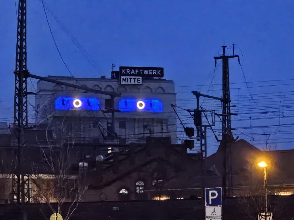 Kraftwerk Mitte Kunstaktion Stromwerk blau