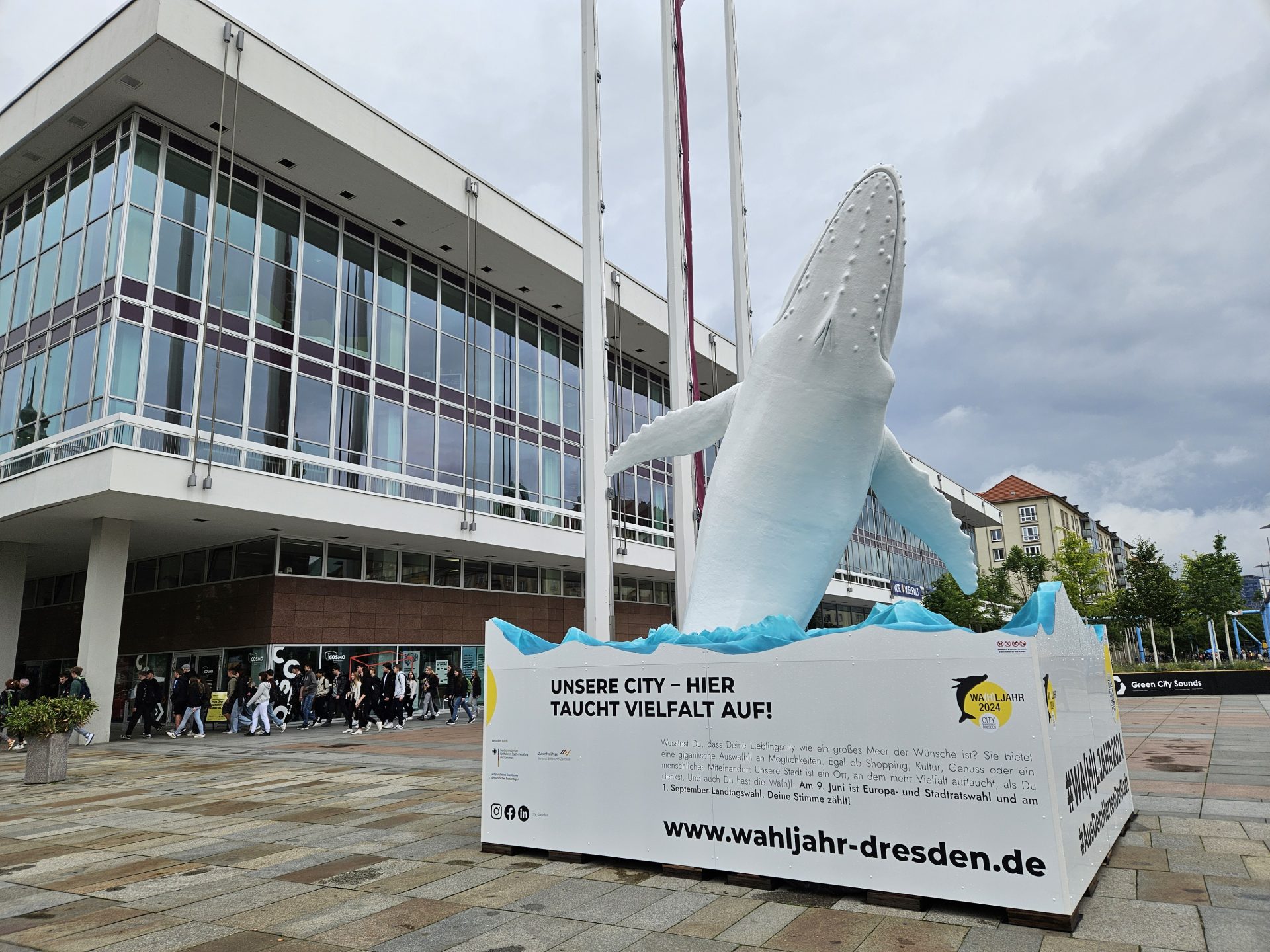 Wal Kunst vor Kulturpalast ist Botscjafter für Wahljahr 2024