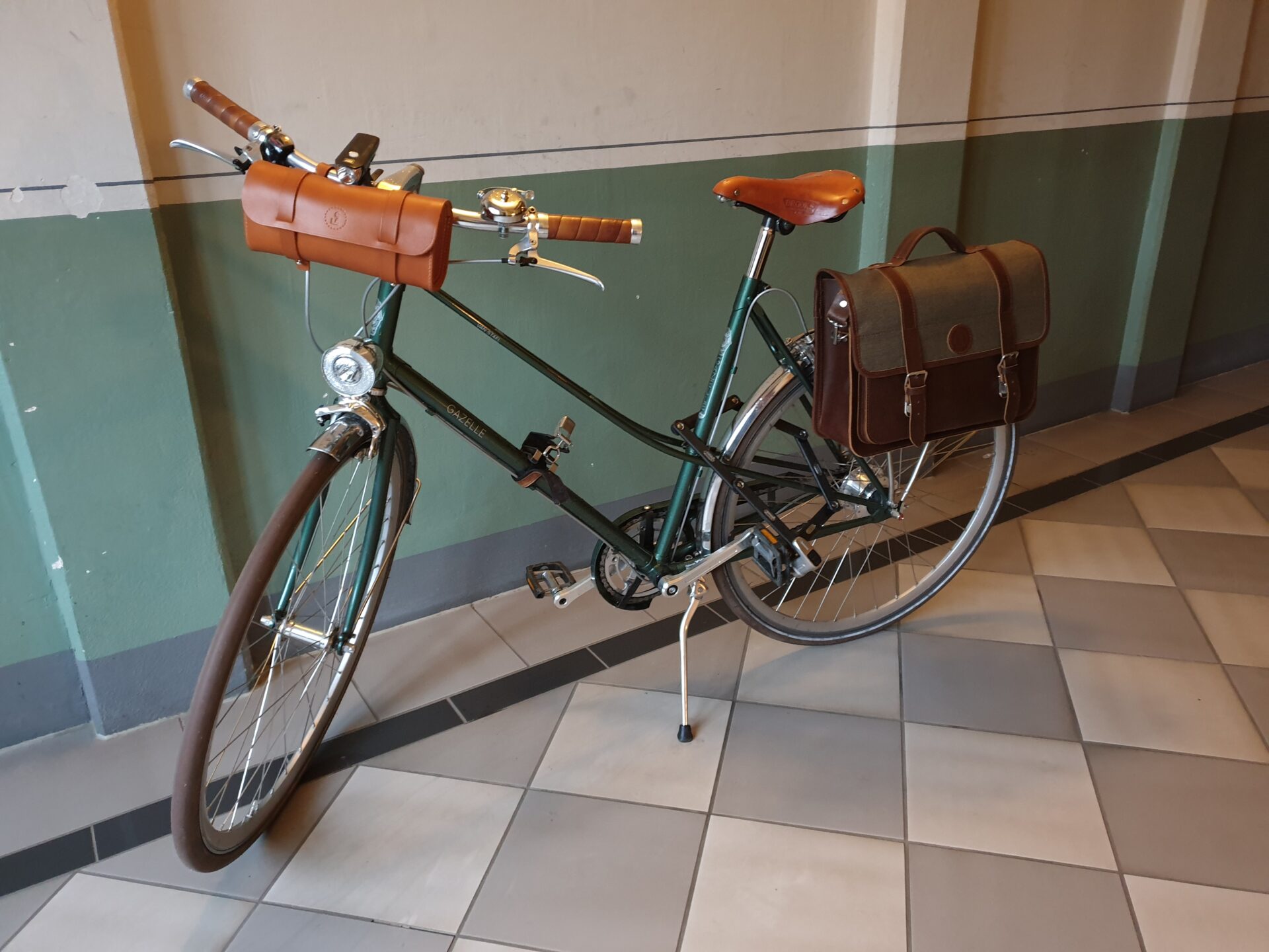 Fahrrad mit fahrradtasche im Treppenhaus, Citybike