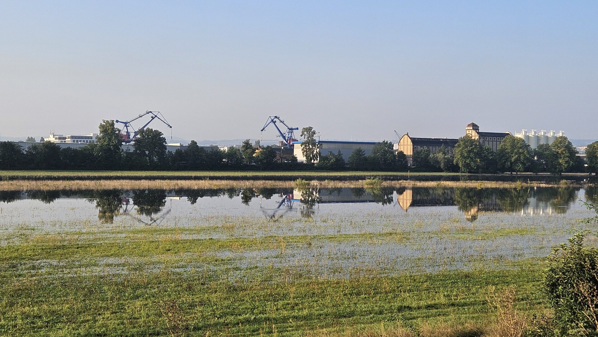 Hochwasser flutet die Flutrinne - der Hafen wird verschont