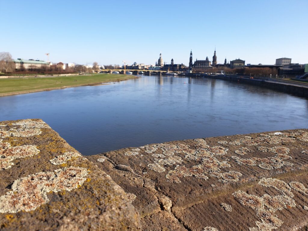 Blick Richtung Dresden Altstadt von der Marienbrücke über die Elbe. Eine wunderschöne Skyline hat Dresden.