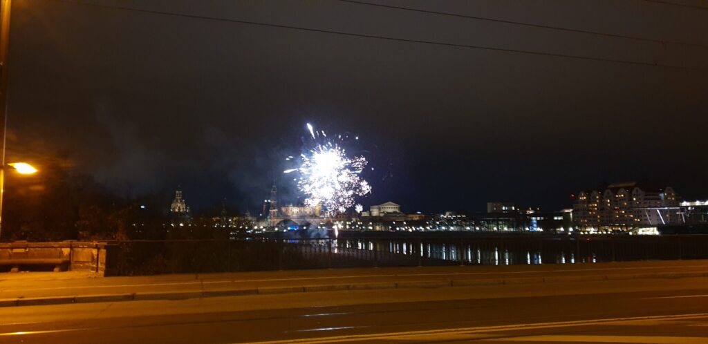 Feuerwerk und Silvester über der Elbe in Dresden