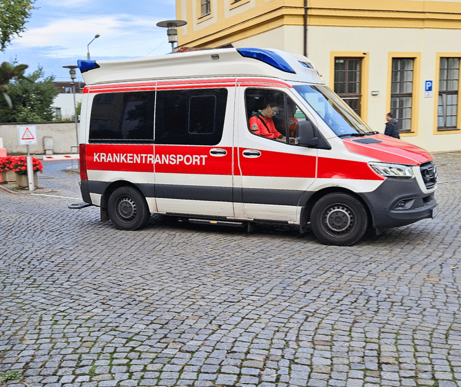 Krankenwagen am Krankenhaus Dresden Friedrichstadt
