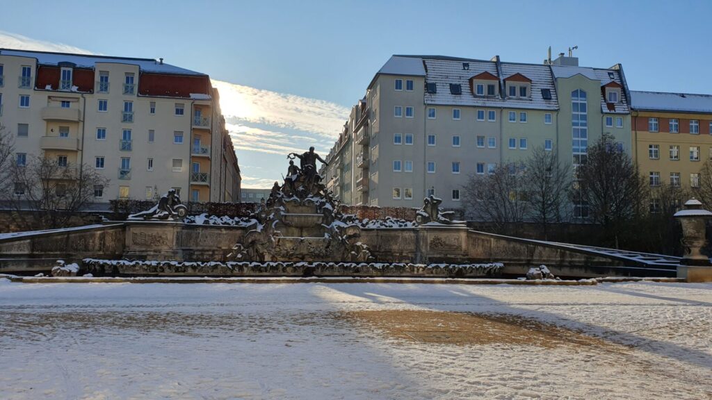 Neptunbrunnen in der Wintersonne im Krankenhaus Friedrichstadt