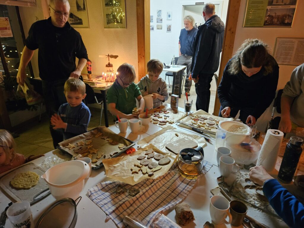 Das Redaktionsbüro verwandelte sich in eine zauberhafte Weihnachtsbäckerei.