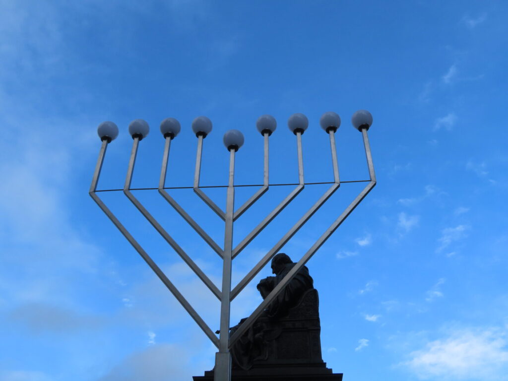 zu Chanukka steht eine Chanukkia auf dem Schloßplatz