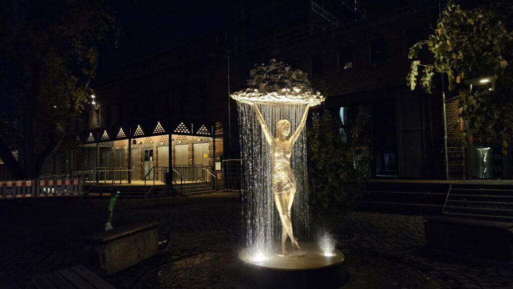 Die goldene Frauenfigur im Kraftwerk Mitte in Dresden ist eine Skulptur der polnischen Bildhauerin Małgorzata Chodakowska. 