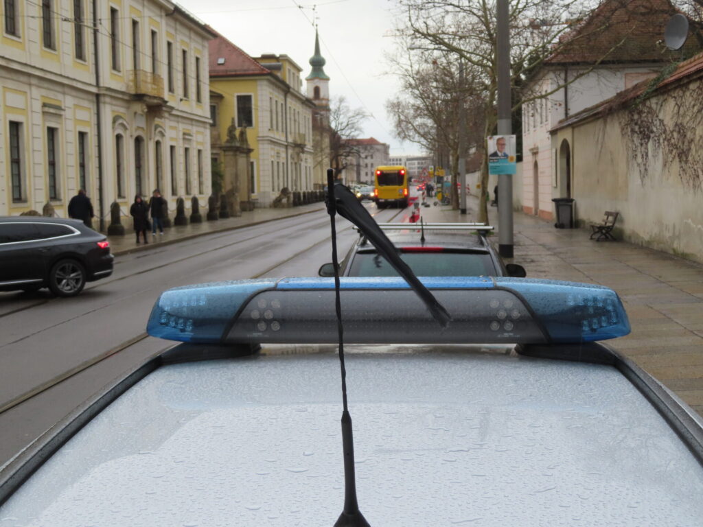 Trauerflor am Polizeiauto