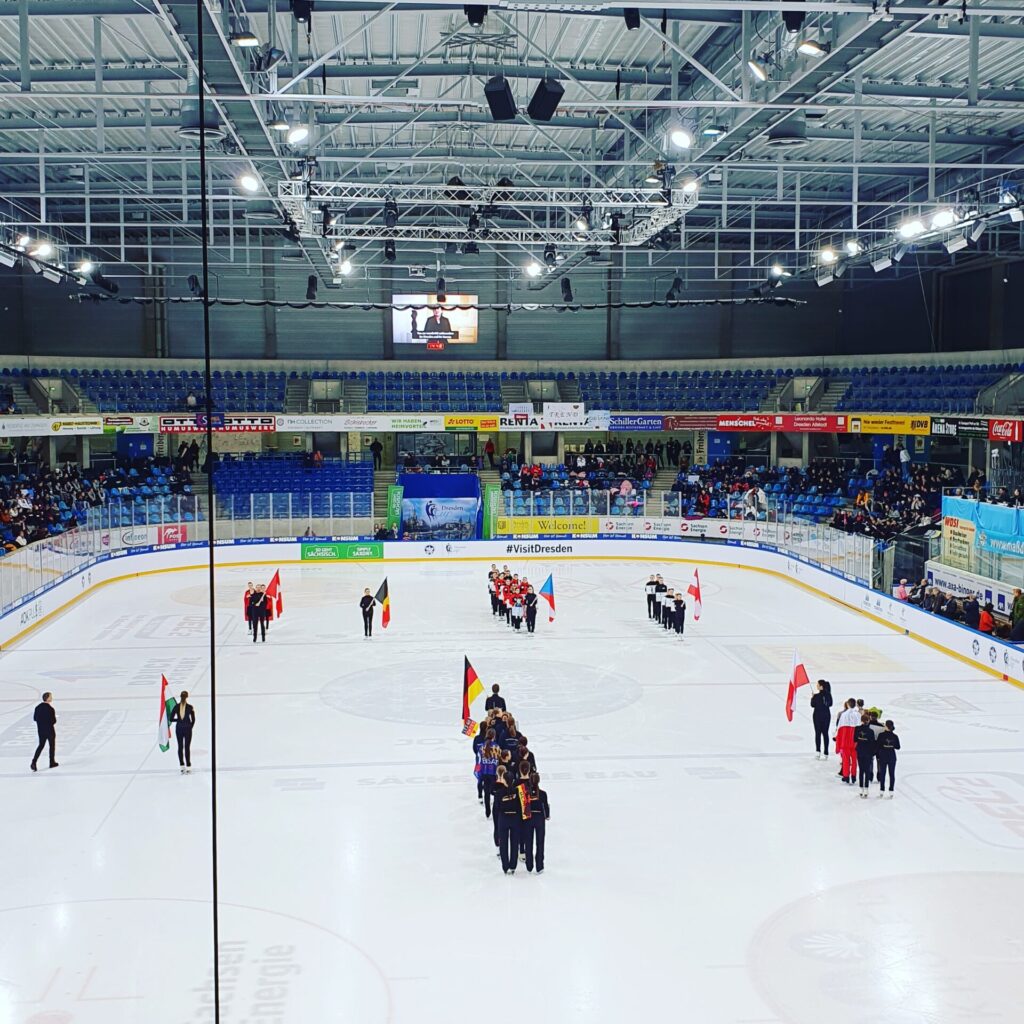 Erlebe den DresdenCup 2025 in der Joynext Arena! Vom 24. bis 26. Januar treten die besten Synchronized Skating Teams Europas an. Jetzt Tickets sichern!