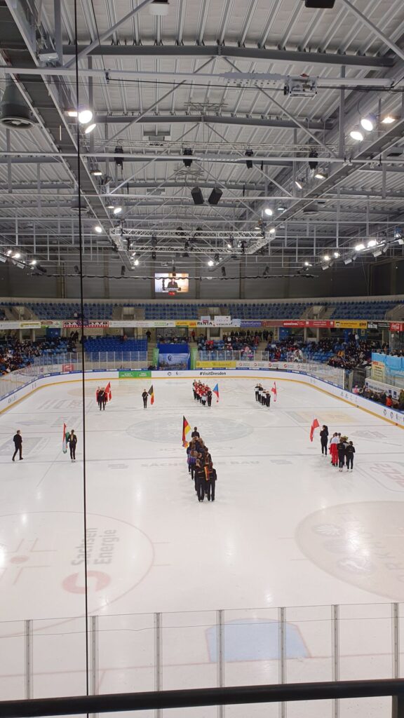 Synchron Eiskunstlauf auf Weltklasseniveau Der DresdenCup 2025 bringt die internationale Elite des Synchronized Skating in die Joynext Arena