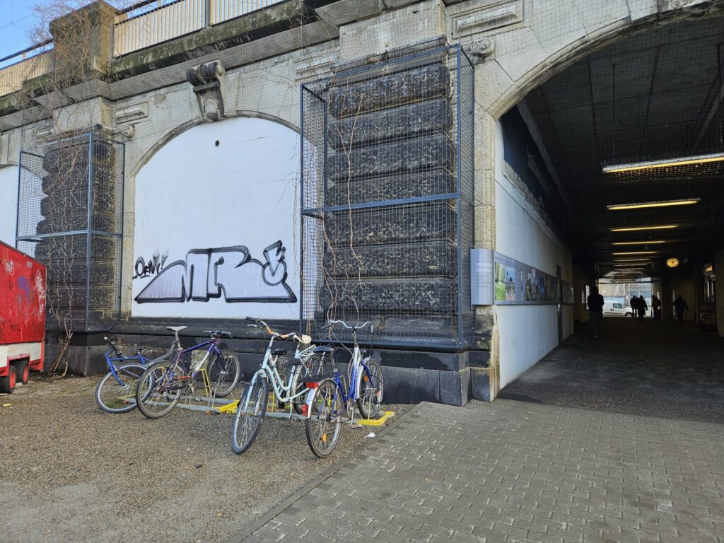 Fahrrad fahrradständer am Bahnhof mitte