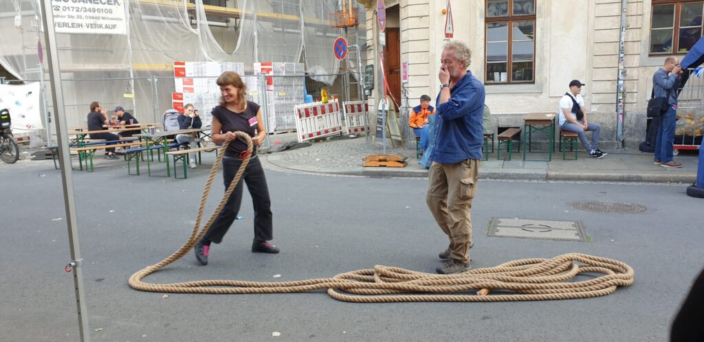 Tauziehen, Stadtteilfest, Tauziehen, Stadtteilfest
Magda Hiller und Gero Hoffmann ziehen an einem Strang, aber zum Stadtteilfest braucht es noch eine Mannschaft, die hilft das Ding auf die Beine zu stellen. Bist du mit dabei?