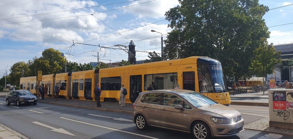 Straßenbahn und Auto