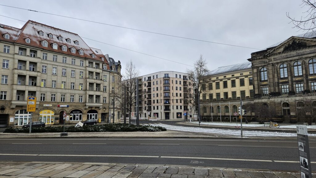 Der Metallwürfel in der Mitte erinnert an die Bücherverbrennung auf dem Wettiner Platz. Musikhochschule, Schützengärten, Jahnstraße