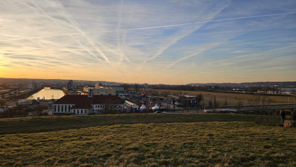 Schaut euch den Himmel an! Blick vom Trümmerberg auf den Alberthafen und die Flutrinne