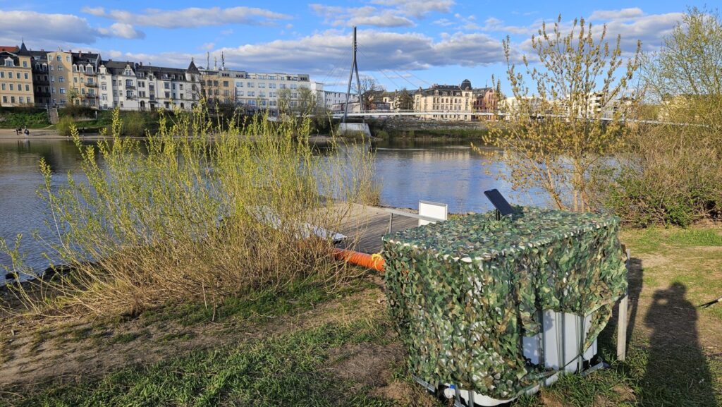 Ein Schild erklärt das EU-geförderte Projekt Clancy, das neben Dresden auch an mehreren Standorten in Deutschland läuft – von der Nordsee bis zur Elbe.