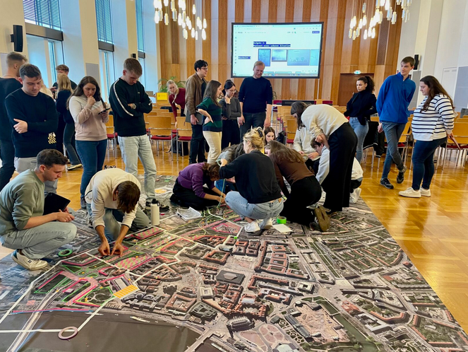 Die Ausstellung „St. Petersburger OASE“ im ZfBK zeigt Visionen zur Umgestaltung der St. Petersburger Straße in Dresden. Mit vielseitigem Begleitprogramm von Mai bis Juni 2025.