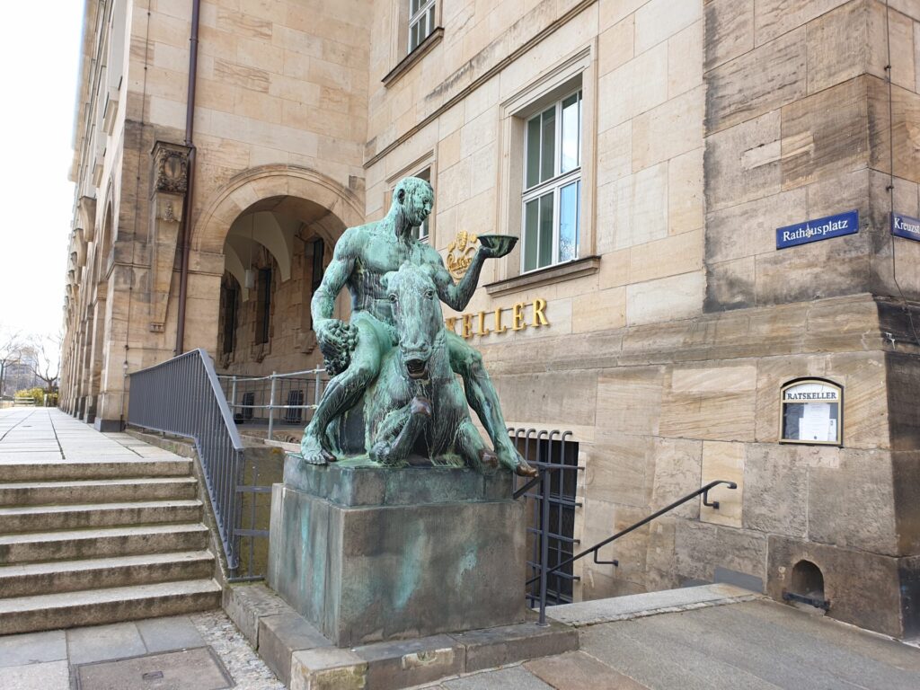 Rathaus Eingang mit Skulptur