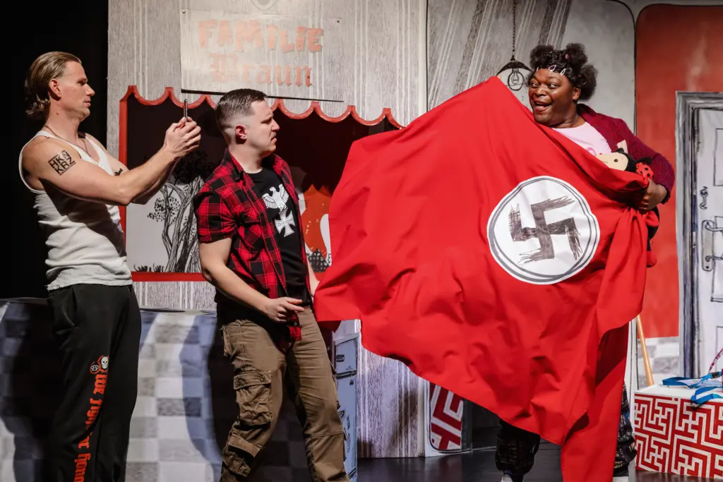 Was passiert, wenn zwei Nazis plötzlich ein Kind haben? „Familie Braun“ liefert eine bitterböse Komödie über Rassismus, Vorurteile und die überraschend herzerwärmende Kraft von kindlicher Naivität.