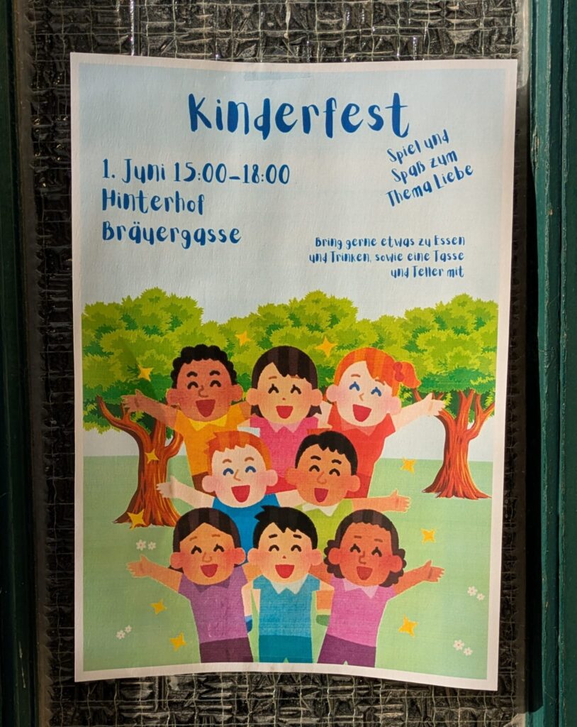 Plakat für ein Kinderfest am 1. Juni von 15 bis 18 Uhr im Hinterhof der Bräuergasse mit buntem Kinderbild und dem Hinweis, Essen, Trinken, Tasse und Teller mitzubringen; Thema des Fests ist „Liebe“.