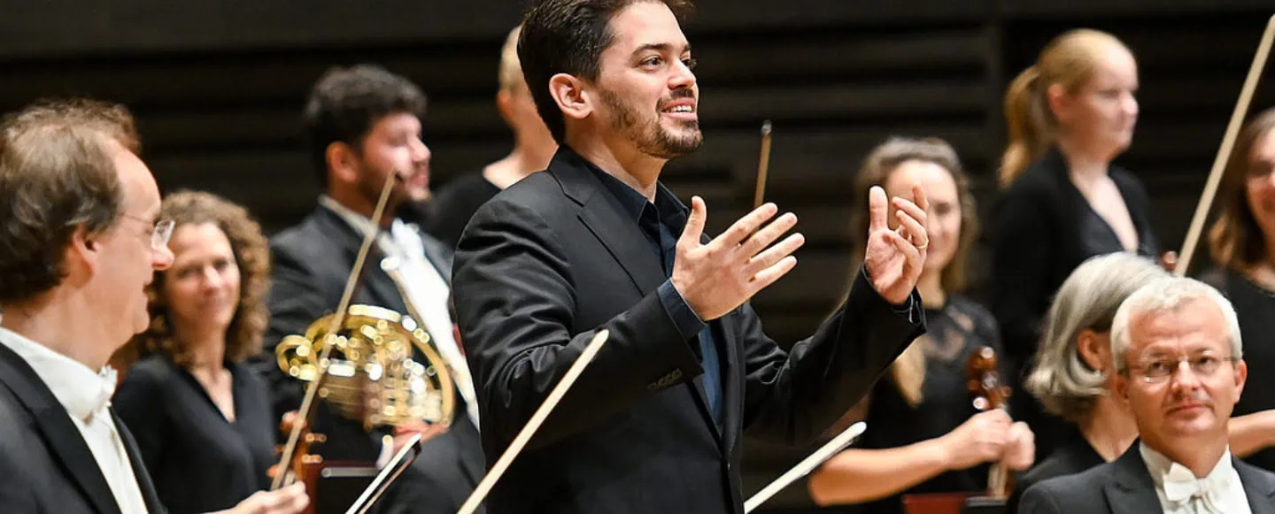 Für einen Abend im Zeichen des Friedens vereint der israelische Dirigent Lahav Shani mit den Münchner Philharmonikern und dem Israel Philharmonic Orchestra am 9. Mai zwei Weltklasseorchester in der Dresdner Kreuzkirche. Foto: Tobias Hase