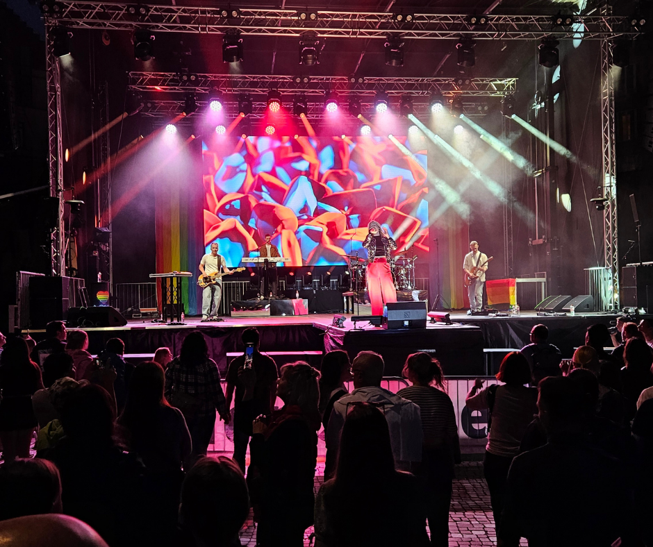 Tausende genießen das Showprogramm auf dem Altmarkt 