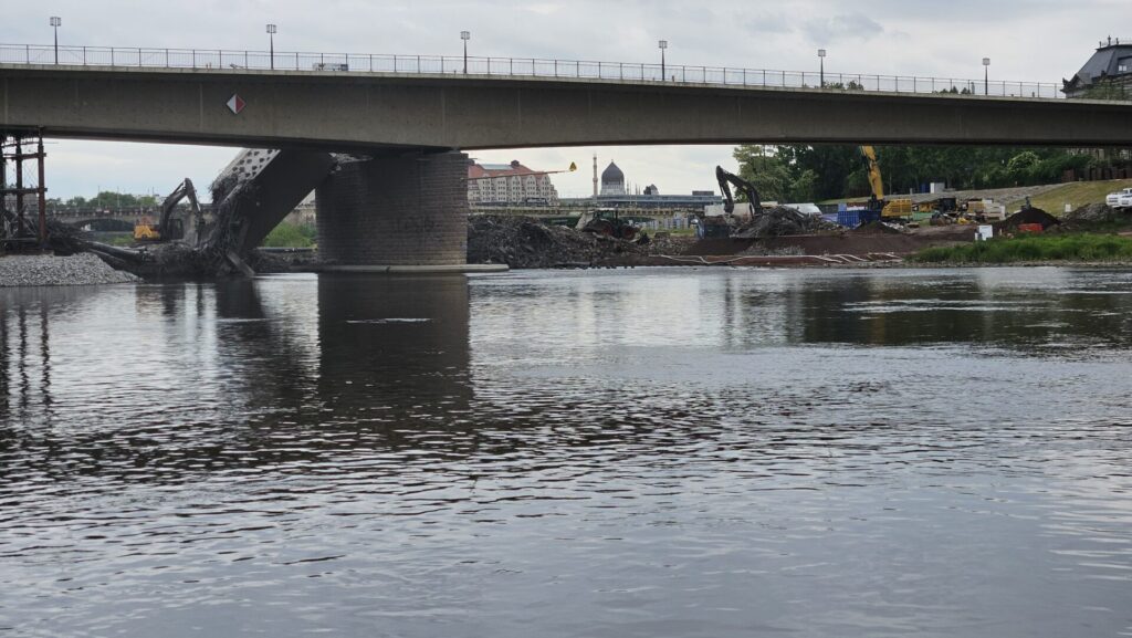 Noch versperrt die Carolabrücke die freie Sicht in die Friedrichstadt