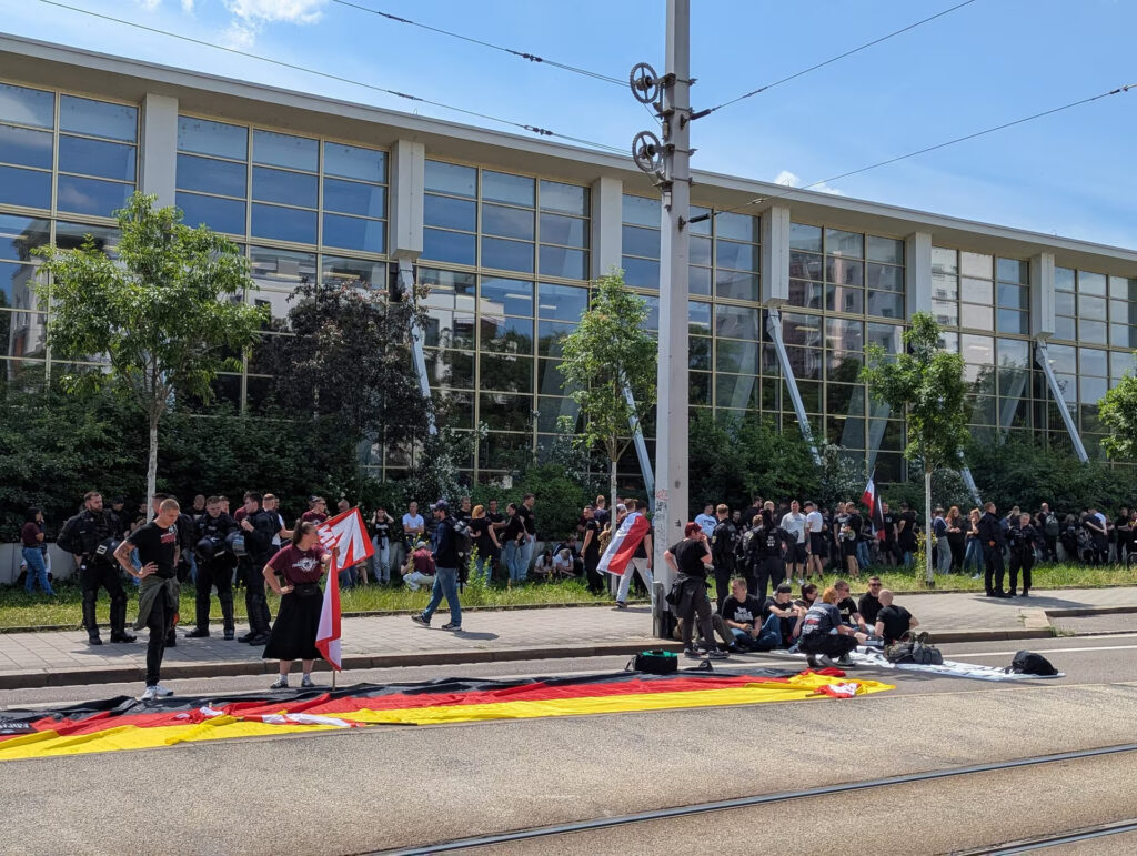 Nazis werden an der Freiberger Straße angehalten und von der Polizei festgesetzt