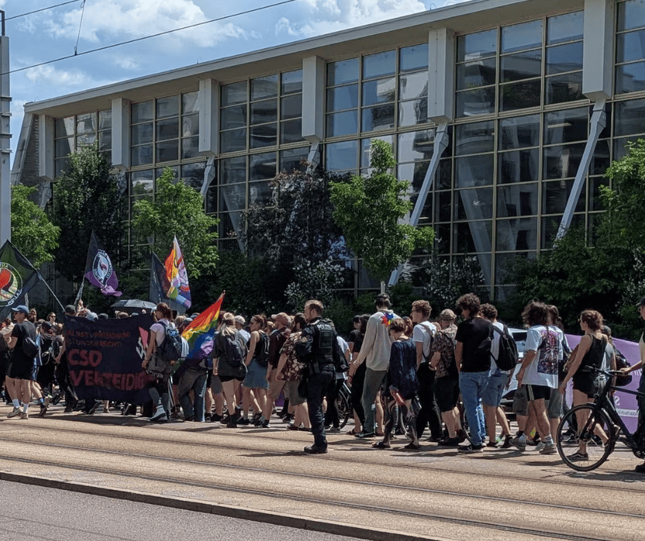 Demonstranten des CSD stellen sich an der Freiberger Straße den Rechten entgegen. Nazis haben keine Chance