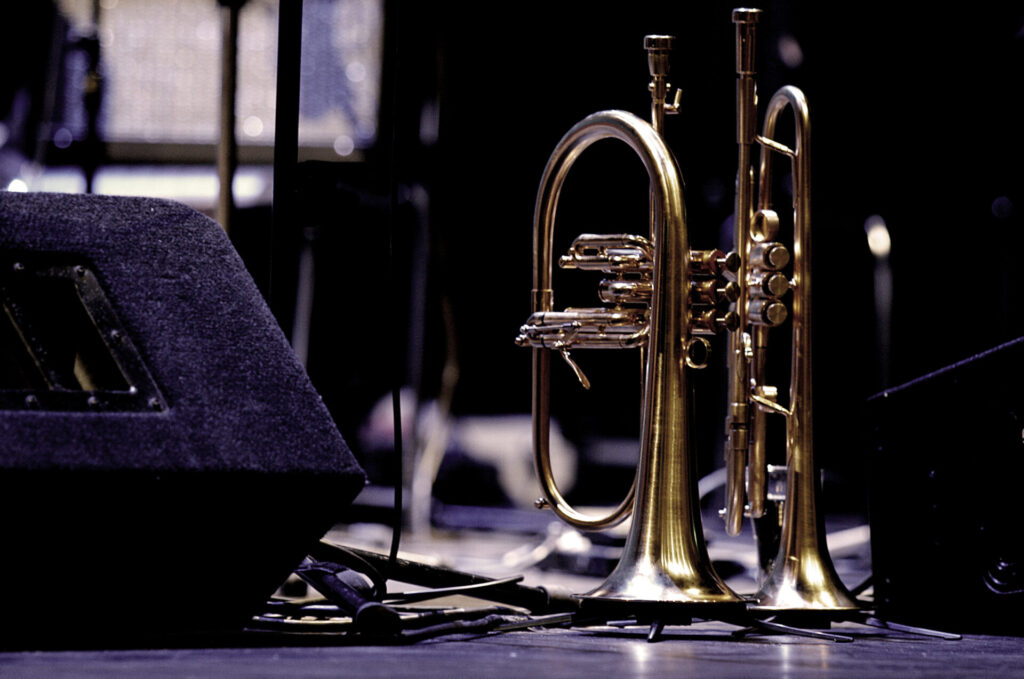 Studierende der Musikhochschule spielen Trompete