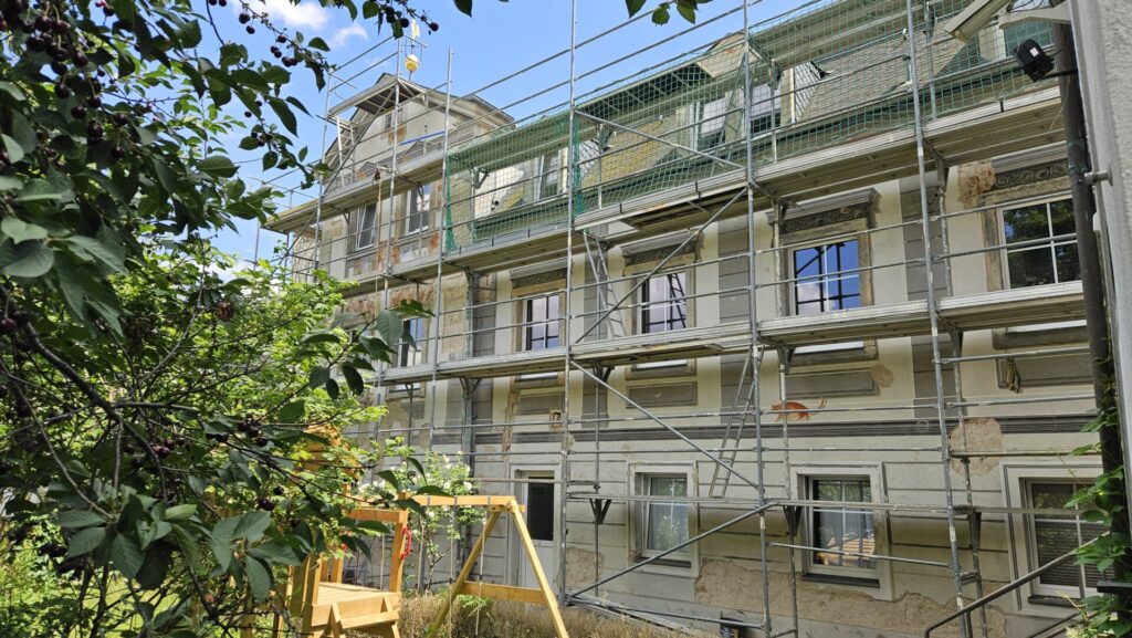 Fassade Hotel Friedrichstadt mit Baugerüst