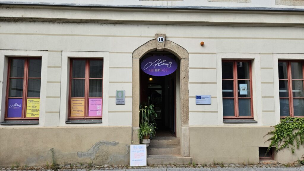 Eingang Cafe Almuts Schützengasse 16 im Umweltzentrum Brennnessel