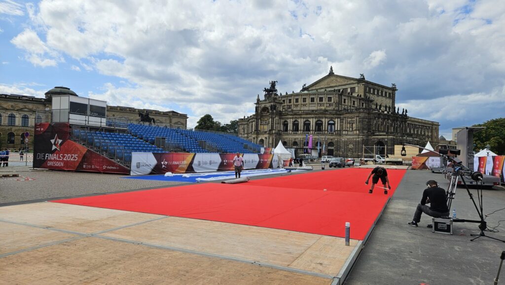 Vor der Semperoper werden die Bahnen für die Bogenschützen verlegt.