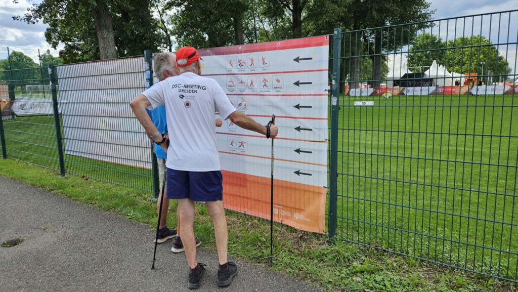 Finals Dresden - Anwohner bestaunen ein Plakat