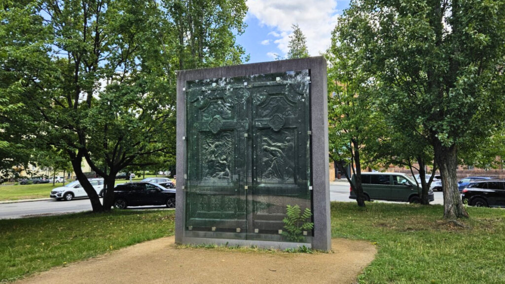 Festtagstür der Jakobikirche auf dem Wettiner Platz