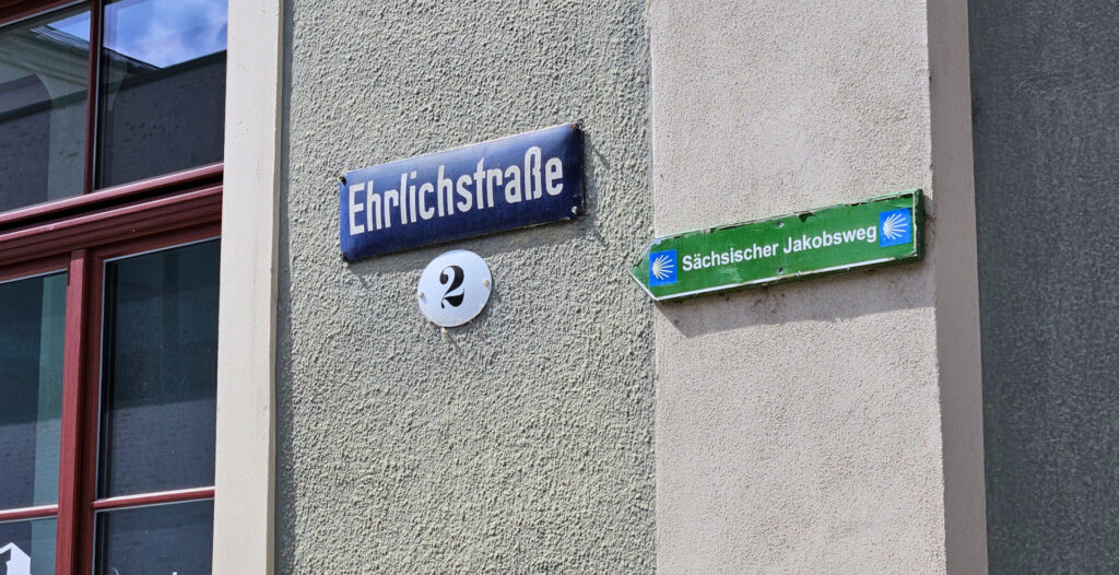 Straßenschild Sächsischer Jakobsweg Ehrlichstraße