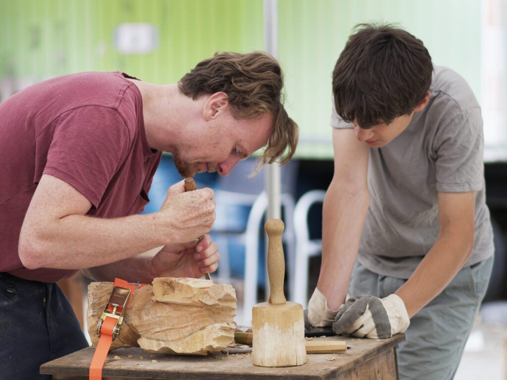 Holz gestalten in der Sommerakademie im riesa-efau