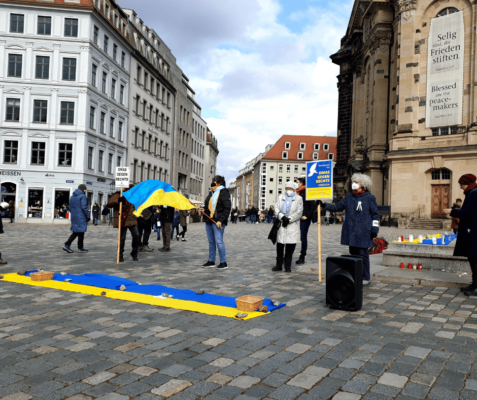 Die Solidarität mit der Ukraine ist große in Dresden- Omas gegen Rechts auf dem Dresdner Neumarkt