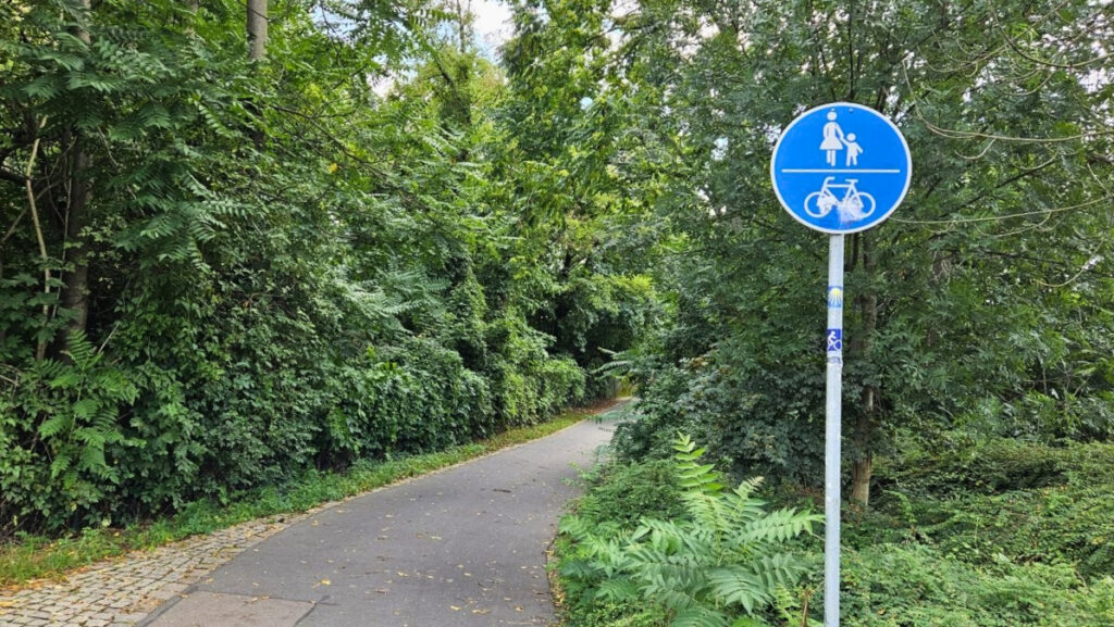 Die Jakobsmuschel ist gut sichtbar am Eingang zum Fahrradweg Weißeritzgrünzug zu sehen.