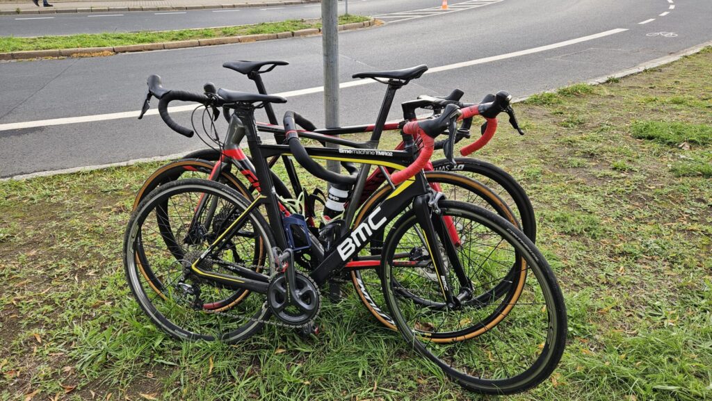 Fahrräder, Rennräder mit fetten Fahrradschlössern im Stadtviertel