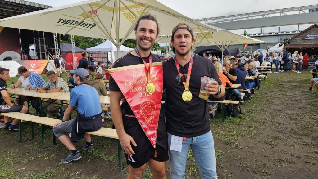 Lacrosse Gold feiern mit Goldwasser